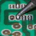 Оплетка для снятия припоя с контактов, когда необходим демонтаж элементов с плат Оплетка для снятия припоя с контактов, когда необходим демонтаж элементов с плат