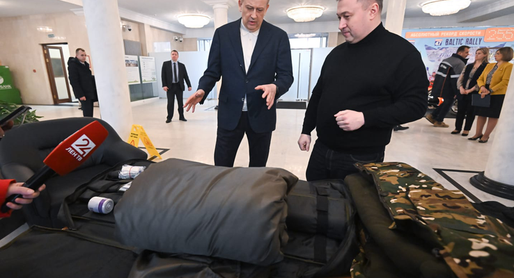 Защитникам родины подарки от ленинградцев